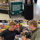 Servering for starbuck og christan stadils champagenfirmaLe Non Moi - Stadil & Stadil - Og starbuck "iskaffe"